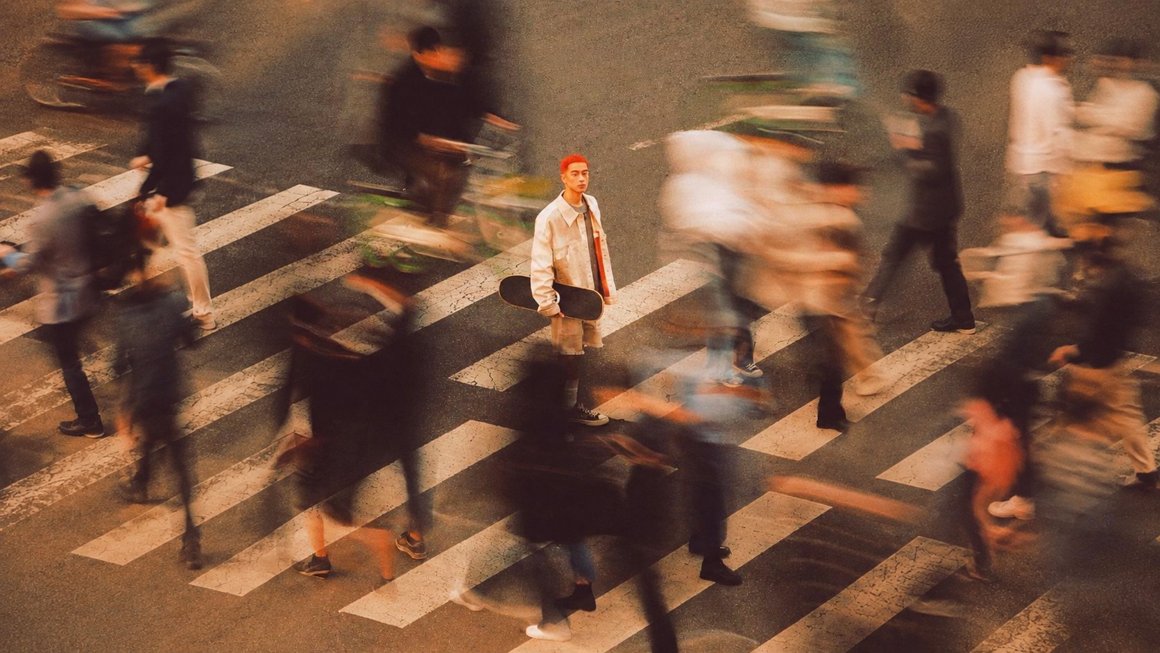 Persona inmóvil rodeada por movimiento urbano